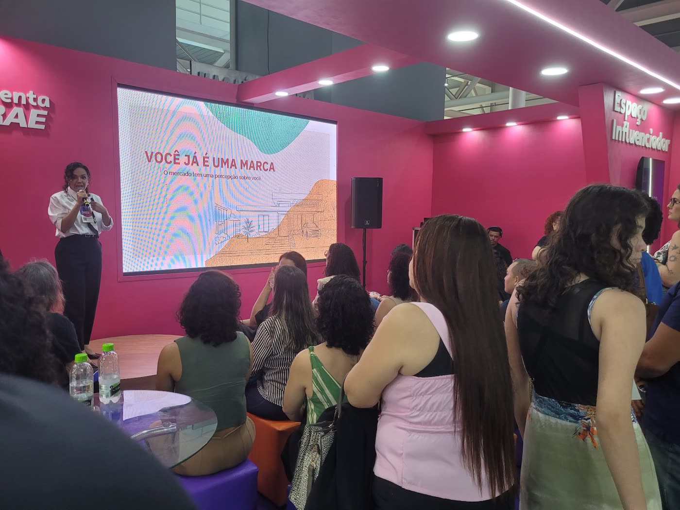 Slide 'Você já é uma marca' durante a palestra